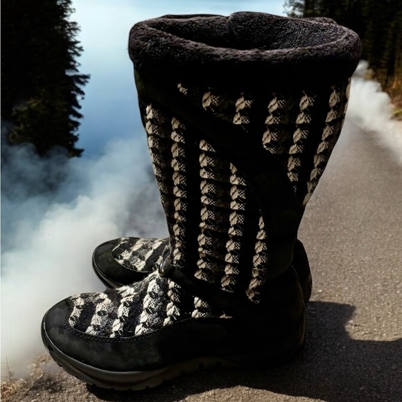 Helly Hansen Shoes - Helly Hansen Women’s Black and White Check knit and Suede Winter Boots.